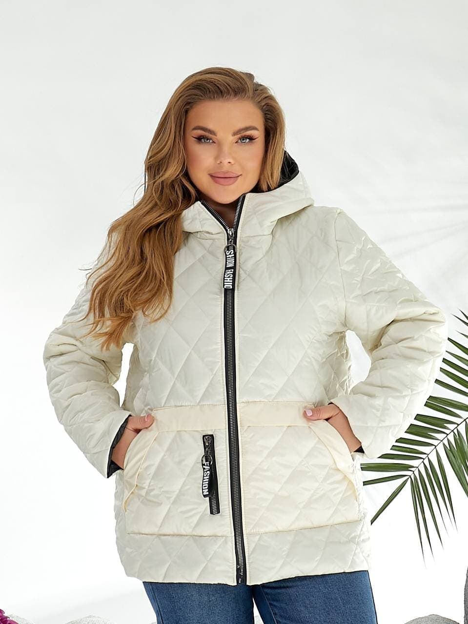 Жіноча демісезонна куртка молочного кольору
