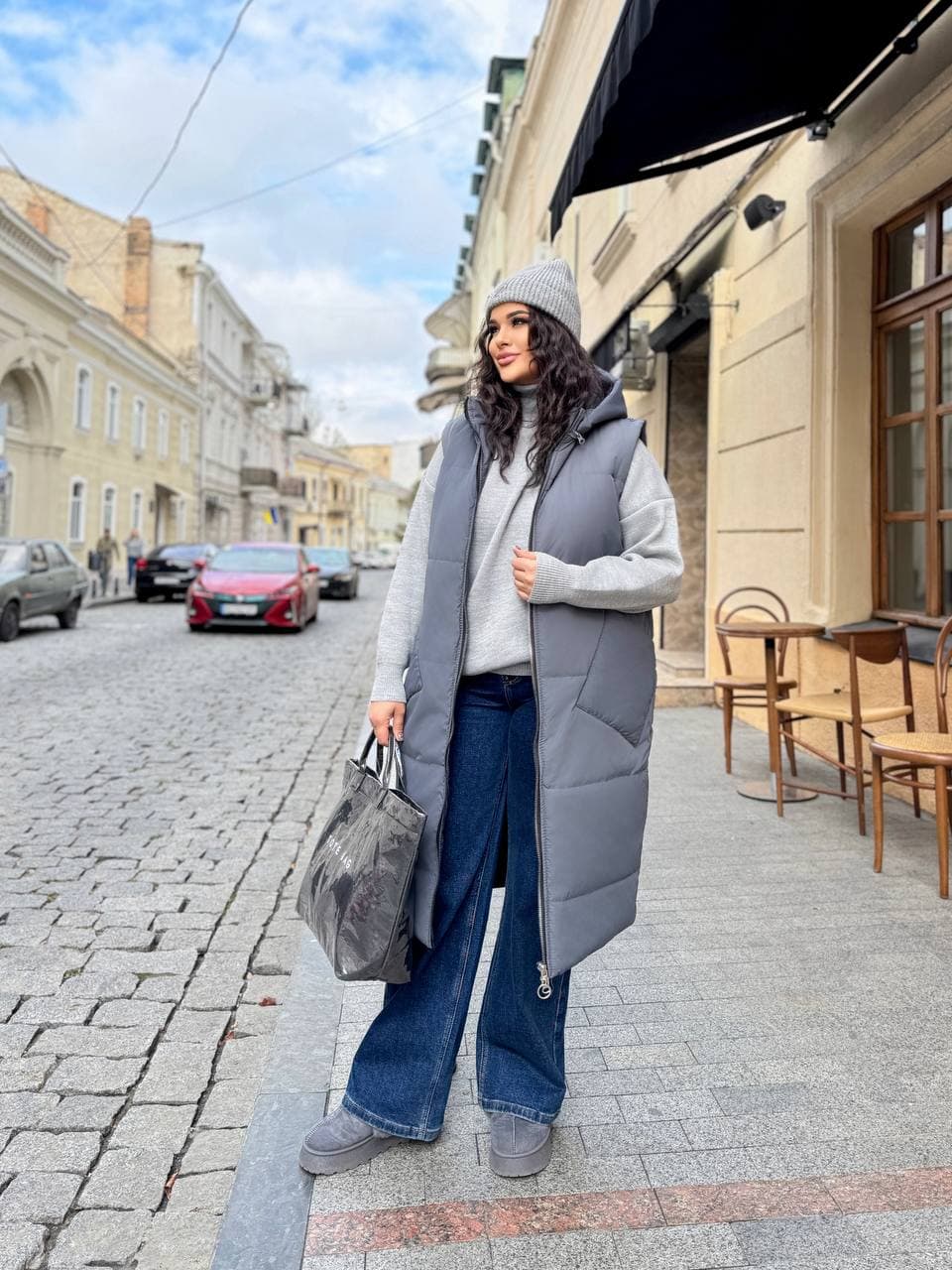 Жіночий довгий жилет чорного кольору