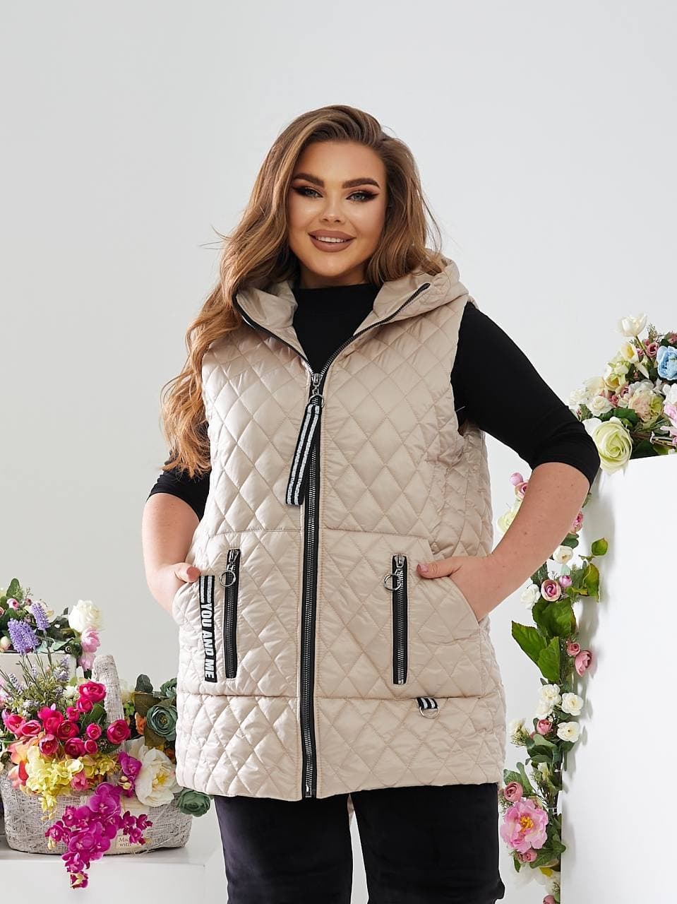 Жіночий стьобаний жилет з накладними кишенями молочного кольору