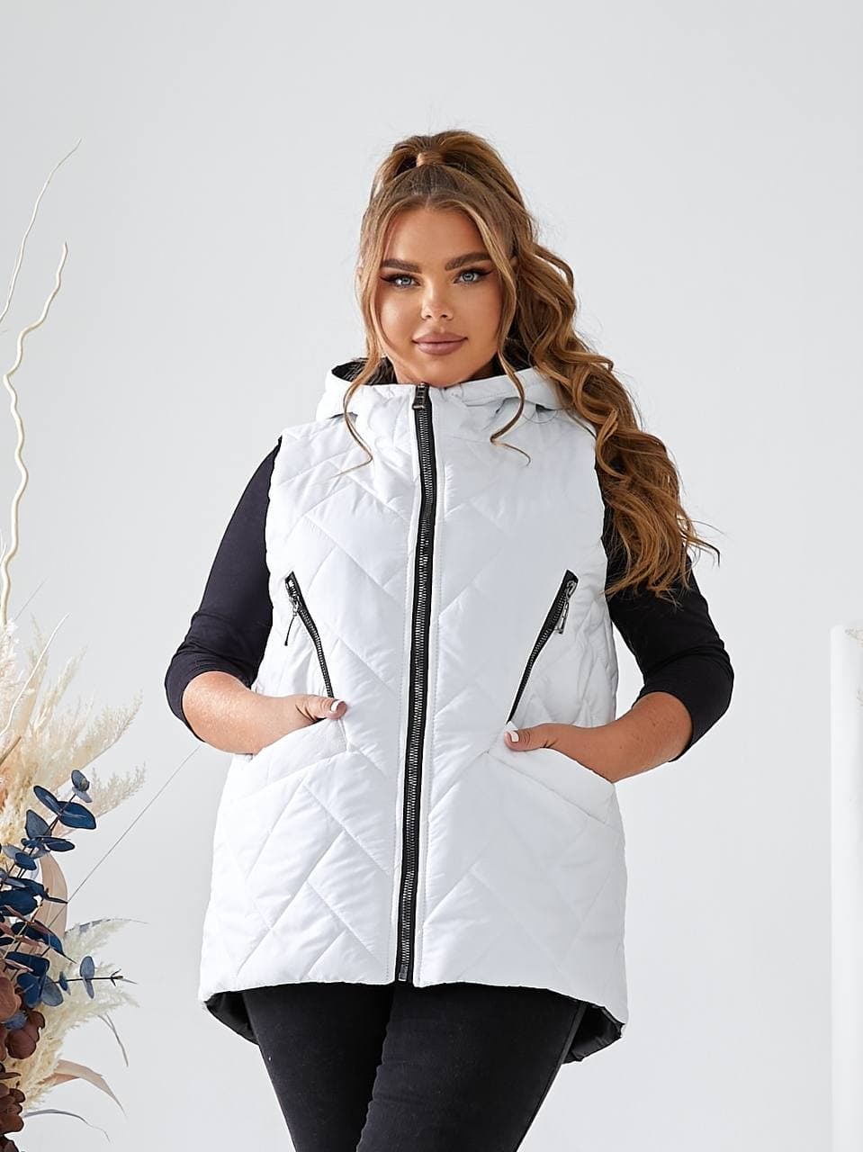 Жіноча жилетка з капюшоном колір червоний