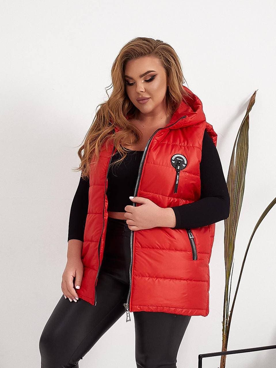 Жіночий стьобаний жилет прямого крою з кишенями на змійці червоного кольору
