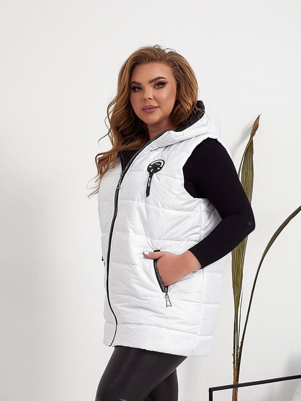 Жіночий стьобаний жилет прямого крою з кишенями на змійці червоного кольору