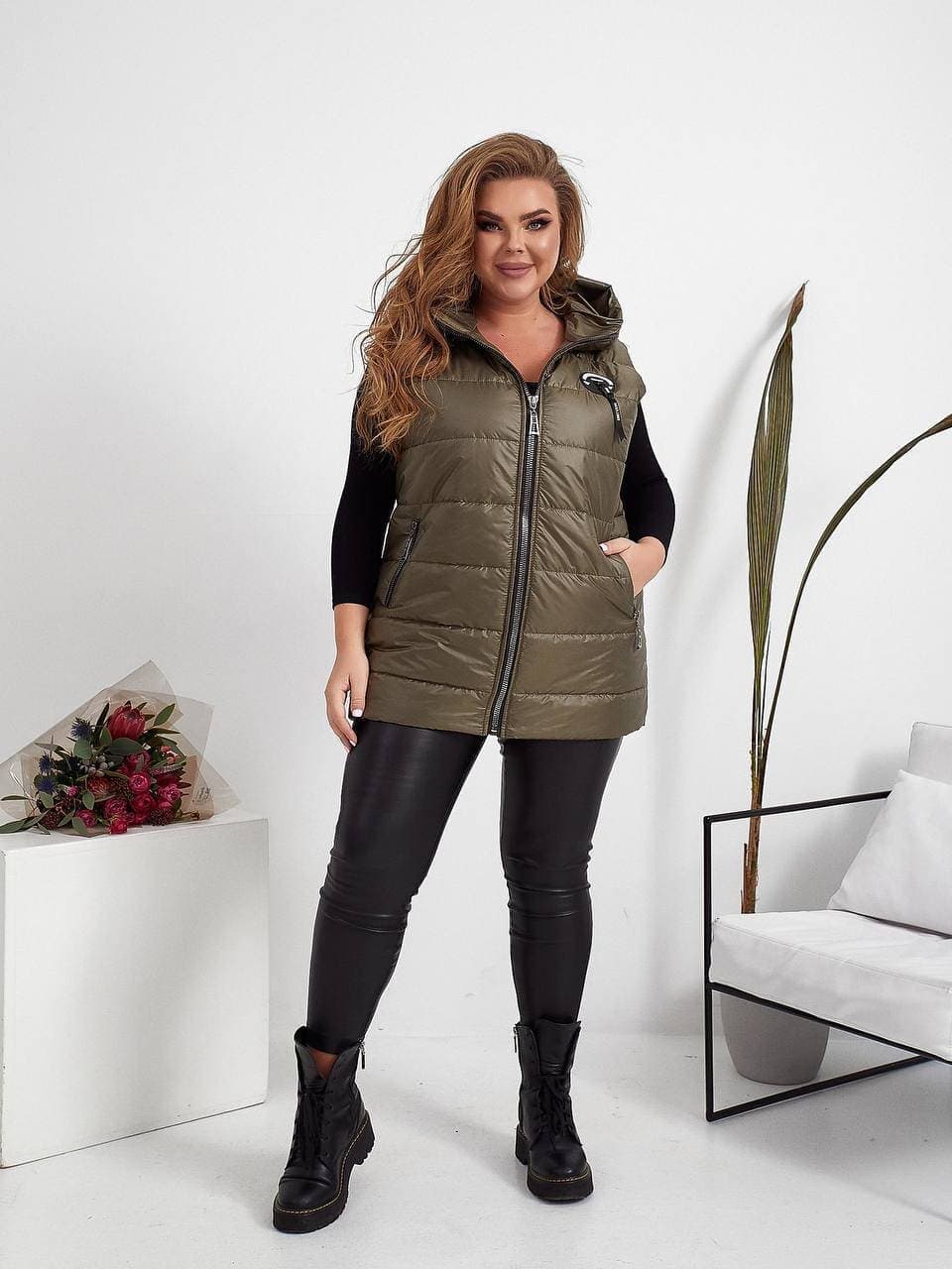 Жіночий стьобаний жилет прямого крою з кишенями на змійці червоного кольору