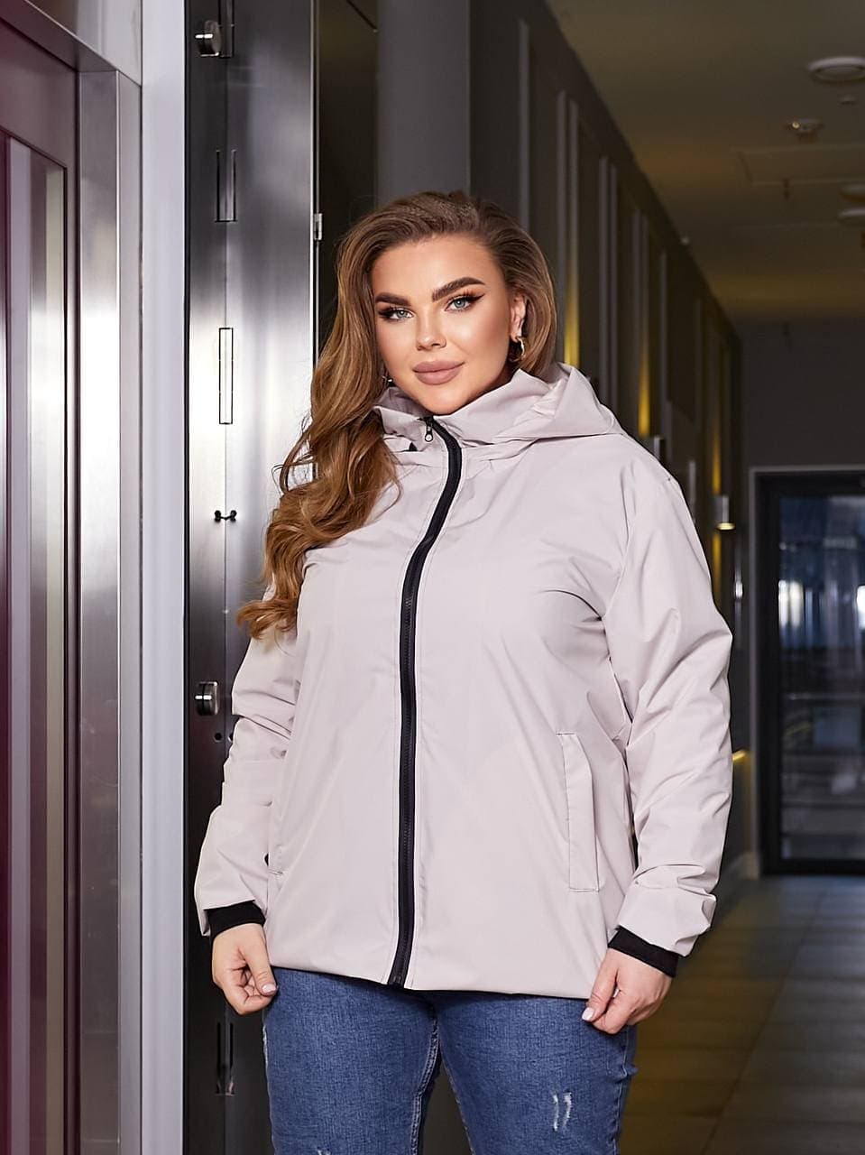 Жіноча ветрівка з капюшоном на підкладці блакитного кольору