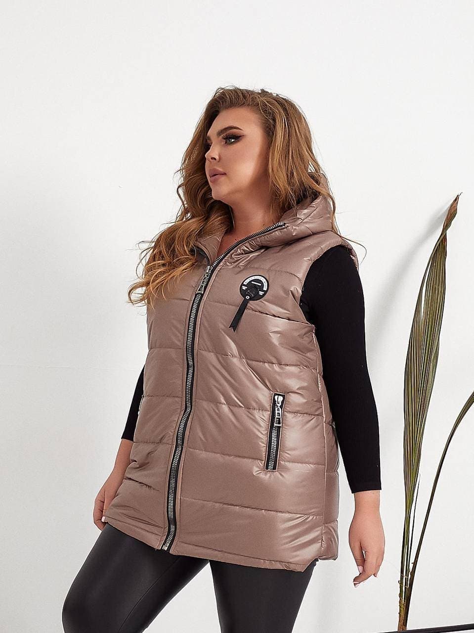 Жіночий стьобаний жилет прямого крою з кишенями на змійці червоного кольору