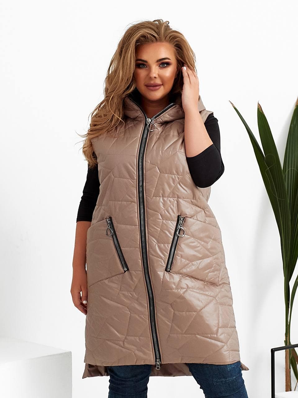 Жіночий жилет прямого крою чорного кольору