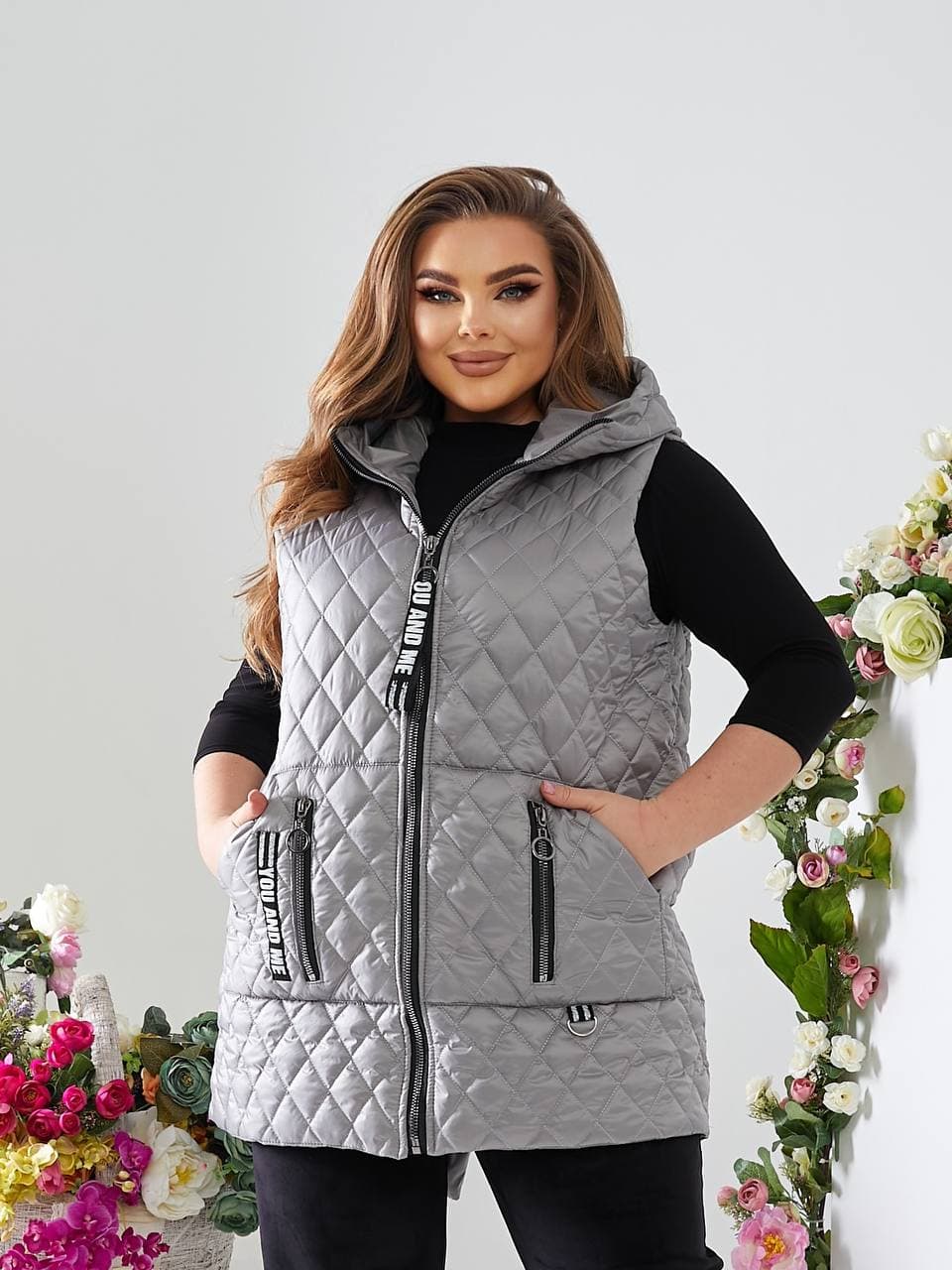 Жіночий стьобаний жилет з накладними кишенями молочного кольору