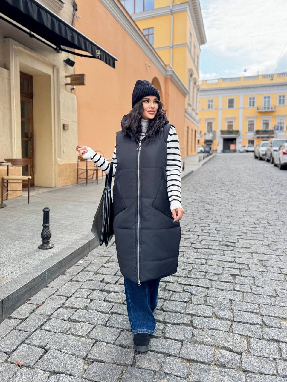 Жіночий довгий жилет чорного кольору