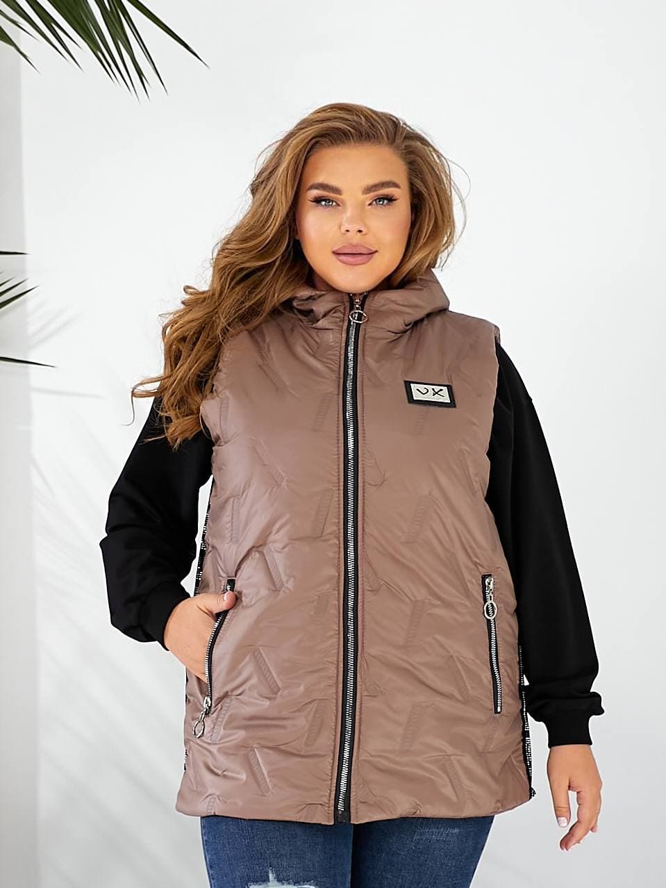 Жіноча жилетка колір з капюшоном колір червоний